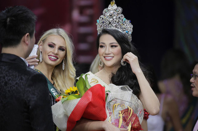 Phương Khánh trong đêm đăng quang Hoa hậu Trái đất 2018.