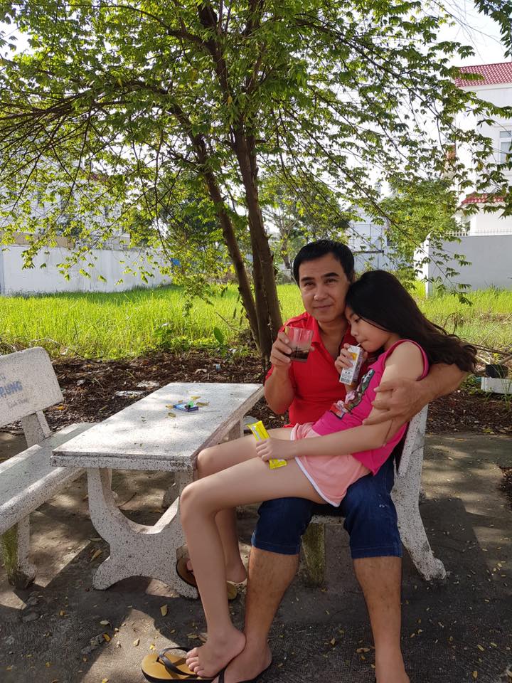 Dù con gái đã lớn nhưng anh vẫn âu yếm cho con ngồi lên lòng như còn nhỏ.