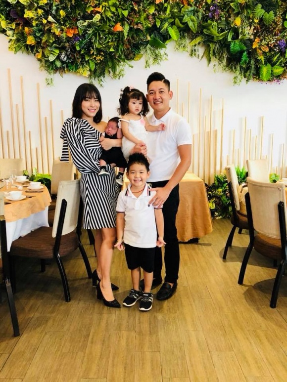 Mới đây, Hải Băng quả quyết khi thông báo tin đang có thai 2 tháng đứa con thứ ba với ông xã Thành Đạt. Điều đáng lo ngại là cô vừa mới sinh mổ em bé thứ hai cách đây 3 tháng. Điều này có thể dẫn đến rủi ro cho cả mẹ lẫn con là vô cùng lớn, tuy nhiên nữ ca sĩ vẫn chấp nhận và quyết định giữ lại em bé. (Kenh14)