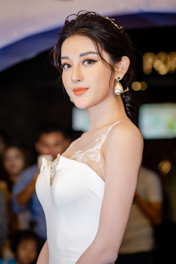 Á hậu Huyền My.