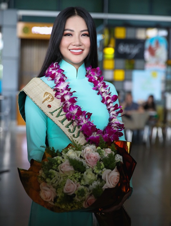 Việc người đẹp không mang vương miện khiến nhiều người thắc mắc.