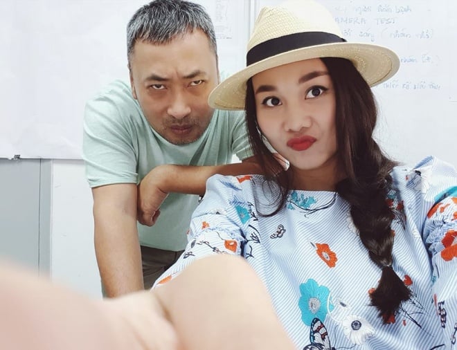 Khó tin là đạo diễn Quang Dũng chỉ hơn Thanh Hằng có 4 tuổi mà đầu tóc đã bạc phơ.