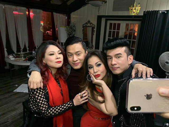 Nữ ca sĩ Thanh Thảo mới đây khiến fan hâm mộ không khỏi bồi hồi, xúc động khi đăng tải những khoảnh khắc hội ngộ cùng ca sĩ Đan Trường, Lam Trường, Minh Tuyết trong một đêm nhạc hải ngoại. Loạt ảnh ngay sau khi được “búp bê” Thanh Thảo đăng tải đã nhận được sự chú ý của đông đảo khán giả. Có thể thấy, đây là lần hiếm hoi những giọng ca vàng từng làm nên thanh xuân của thế hệ 8x cùng hội ngộ trong một khung hình. Nhiều fan hâm mộ bình luận chia sẻ dòng cảm xúc cùng những kỷ niệm bỗng ùa về qua khung hình của các nghệ sĩ. (Vietgiaitri)