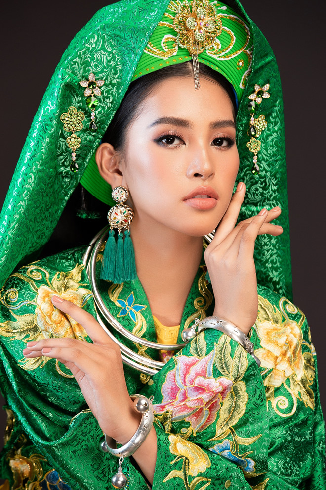 Hoa hậu Tiểu Vy xinh đẹp trong Shbet999 com đăng nhập múa chầu văn.