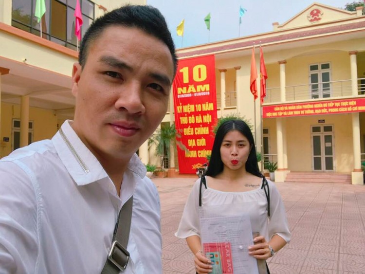 Hình ảnh khiến nhiều người khẳng định rằng họ đang đi làm thủ tục đăng ký kết hôn. 