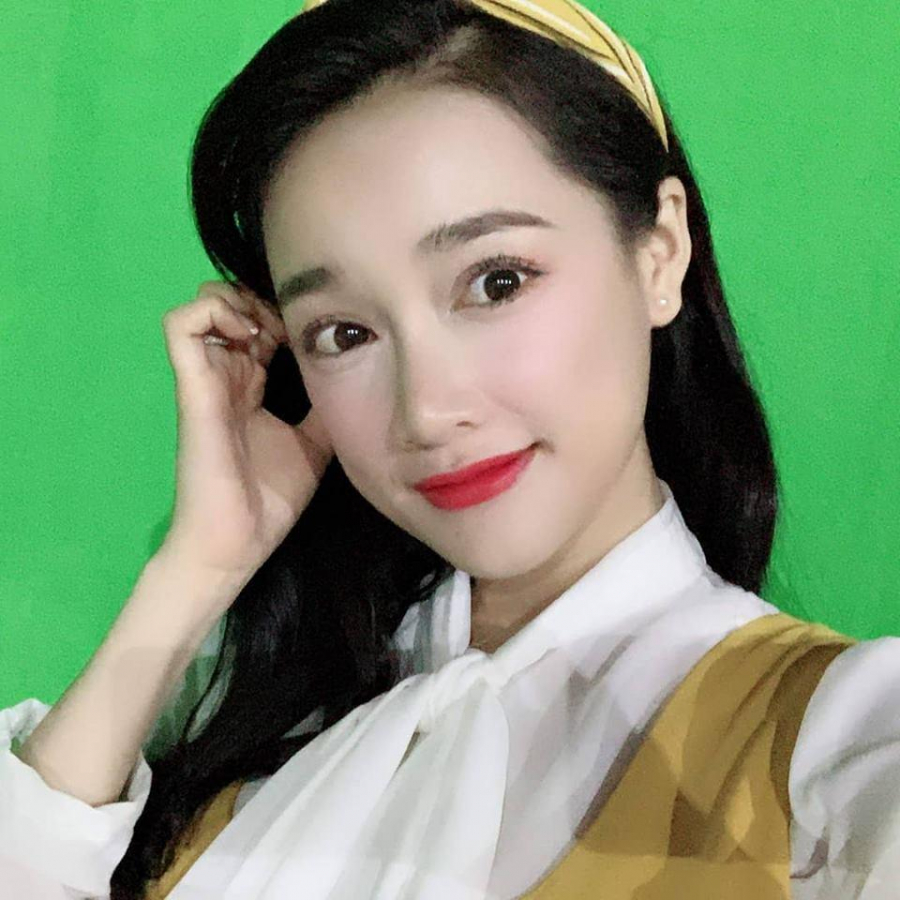 Gương mặt của Nhã Phương bắt đầu có những nét giống bà bầu.