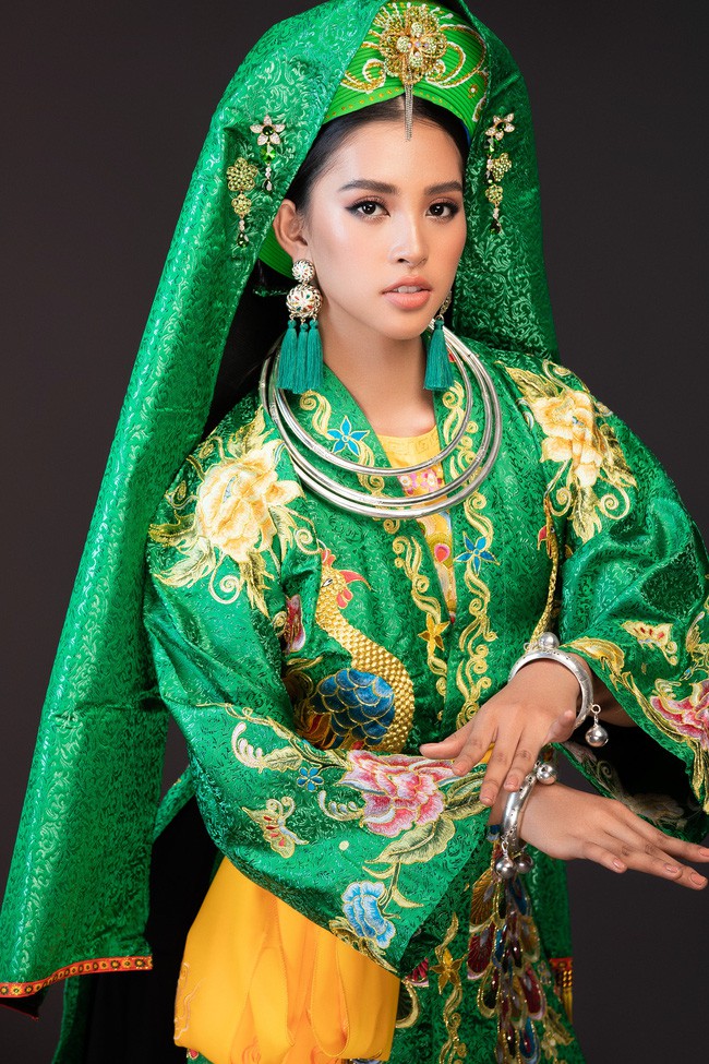 Hình ảnh hậu trường của Tiểu Vy trong phần thi 