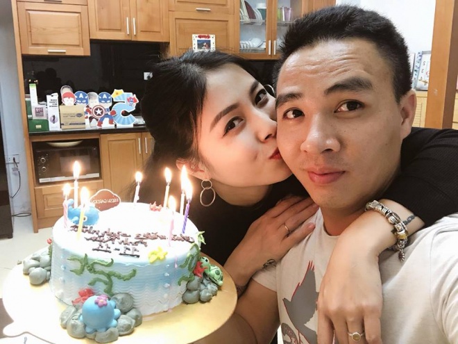 Vợ chồng nữ MC không ngại chụp những tấm hình tình tứ bên nhau.