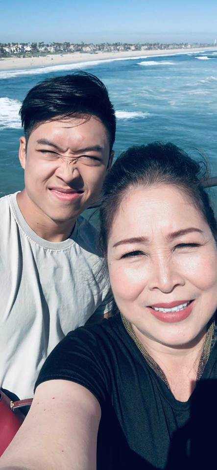 Khôi Nguyên đang sống và học tập bên Mỹ nên rất hiếm khi hai mẹ con được dịp gặp nhau.
