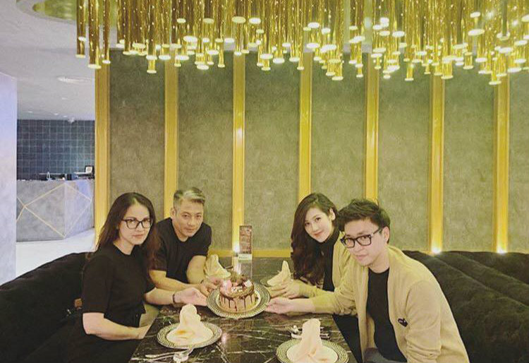 Trên Instagram cá nhân, mới đây, Á hậu Tú Anh đã chia sẻ những hình ảnh trong buổi tiệc mừng sinh nhật bố ruột của cô. Đáng chú ý, đây cũng là lần đầu tiên, người đẹp đăng tải hình ảnh chung với ông xã Gia Lộc lên mạng xã hội sau gần 4 tháng kết hôn. Được biết, do ông xã của Á hậu Tú Anh không có sở thích chụp hình nên những khoảnh khắc lãng mạn, hạnh phúc đời thường rất hiếm khi được ghi lại. Vì vậy, hình ảnh này ngay sau khi đăng tải đã nhận được rất nhiều sự quan tâm từ phía người hâm mộ. (Kenh14)