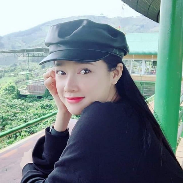 Bà xã Trường Giang vừa khoe ảnh xinh lung linh trên Instagram sau ồn ào bị bạn thân Trung Quân “bán đứng”, tiết lộ bí mật đang có em bé. Hình ảnh này, của bà xã Trường Giang càng khiến dân tình chao đảo. Nhan sắc của nữ diễn viên “Tuổi Thanh Xuân” đang ngày càng mặn mà, đằm thắm hơn. Tất nhiên “bí mật” mà nhiều người quan tâm vẫn chưa được Nhã Phương bật mí. (Vietgiaitri)