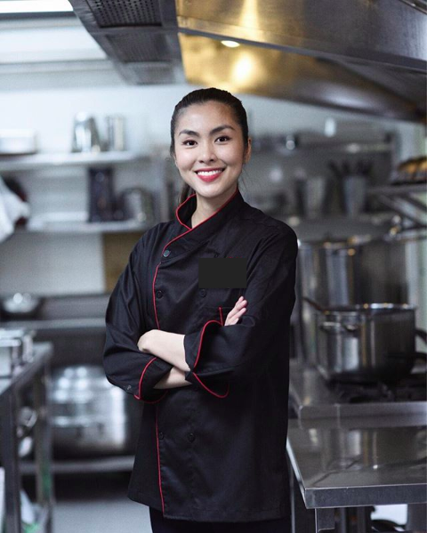 Tăng Thanh Hà lại tiếp tục chứng minh sự giản dị khi chia sẻ hình ảnh mặc bộ đồ đầu bếp đứng trong một gian bếp nhà hàng. Qua hình ảnh có thể thấy, Tăng Thanh Hà dù không diện Shbet999 com đăng nhập hàng hiệu, sang chảnh nhưng vẫn toát lên vẻ tươi tắn, nhẹ nhàng với Shbet123 Link Vào ShBet Mới Nhất buộc gọn gàng, gương mặt trang điểm đơn giản vẫn đẹp không tì vết. Đối với 