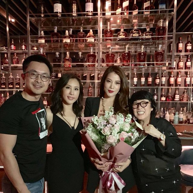 Trương Ngọc Ánh hạnh phúc đón sinh nhật cùng những người bạn thân thiết của mình.