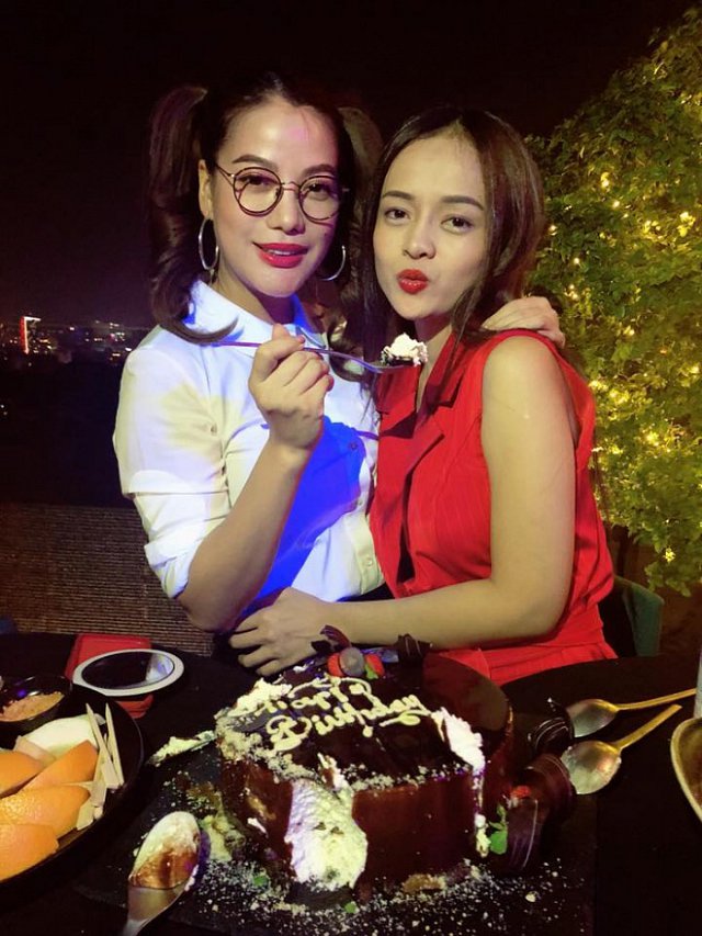 Trương Ngọc Ánh đeo kính, buộc tóc hai bên trẻ trung như là một nữ sinh.