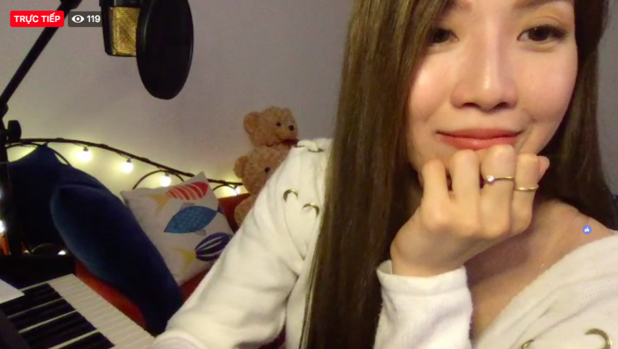 Trang Pháp vẫn thoải mái livestream giao lưu với khán giả.