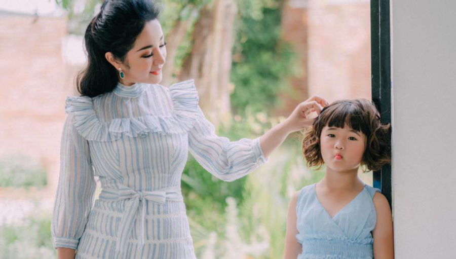 Thúy Nga bên con gái Nguyệt Cát.
