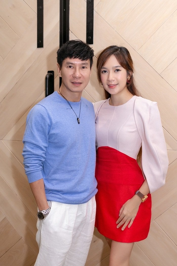 Xuất hiện bên chồng Lý Hải tại một sự kiện mới đây, Minh Hà gây bất ngờ cho mọi người khi cô vẫn luôn giữ được vẻ tươi trẻ cùng vóc dáng thon gọn dù đã là mẹ của 4 đứa con. Từ khi lui về hậu trường, bà mẹ 4 con quán xuyến tất cả công việc của Lý Hải, từ kinh doanh đến nghệ thuật. Lý Hải cũng rất tin tưởng vào khả năng quản lý, khả năng kinh doanh cũng như chăm sóc con cái của vợ. (Vietnamnet)