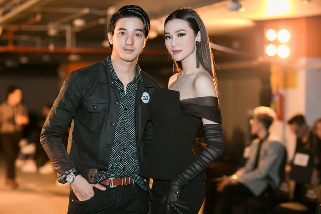 Những giờ qua thông tin ca sĩ, người mẫu Khánh My (người từng vướng vào ồn ào tình cảm với Trường Giang) đang hẹn hò với nam diễn viên Tiến Vũ đã thu hút sự chú ý lớn từ dân mạng.  Liên lạc với Khánh My để tìm hiểu rõ hơn về sự việc, hiện nữ diễn viên vẫn chưa bắt máy. Riêng đại diện của nữ diễn viên lại cho biết, do đây là vấn đề cá nhân nên người này không thể đưa ra bình luận gì thêm. (Soha)