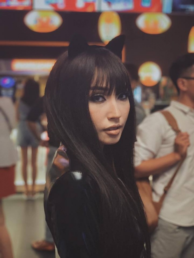 Gương mặt của nữ ca sĩ cũng trở nên vô hồn, cứng đơ khiến nhiều người nghi ngờ về việc cô đã sử dụng dao kéo.