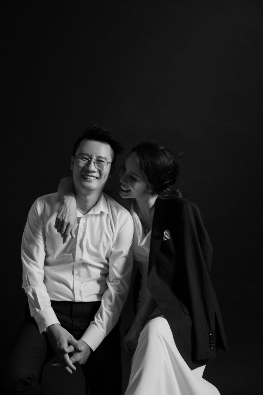 Để kỷ niệm 12 năm ngày cưới vào ngày 19/11 tới, mới đây, vợ chồng ca sĩ Hoàng Bách đã quyết định chụp một bộ ảnh kỷ niệm để ghi lại những khoảnh khắc đáng nhớ nhất. Sau 12 năm kết hôn, vợ chồng Hoàng Bách vẫn mặn nồng như thuở mới yêu và có với nhau 2 nhóc tỳ “đủ nếp đủ tẻ”. (thegioitiepthi)