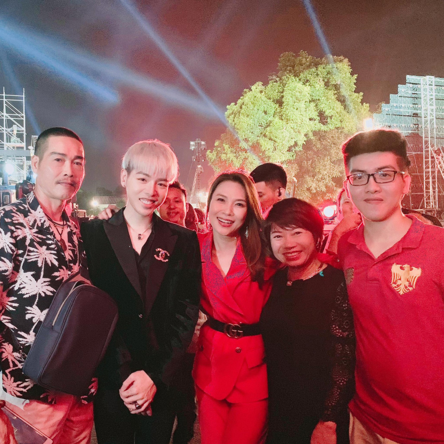 Khoảnh khắc chiếm hoi có đầy đủ thành viên Shbet111 slot, casino, thể thao, xổ số Đức Phúc và ca sĩ Mỹ Tâm hội ngộ trong một khung hình.
