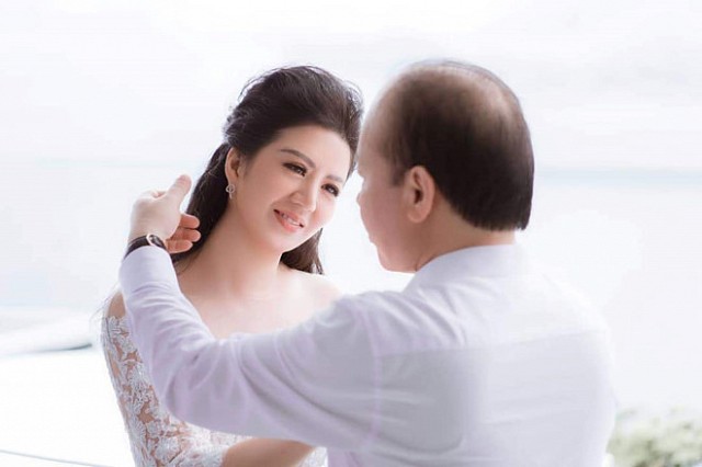 Ngày 17/11, ca sĩ Đinh Hiền Anh vừa tổ chức lễ kết hôn cùng chồng là ông Huỳnh Quang Hải, hơn cô 13 tuổi tại thành phố Vinh (Nghệ An). Sau lễ kết hôn này, cặp đôi sẽ tổ chức một buổi tiệc cưới chiêu đãi bạn bè ngoài Hà Nội vào ngày 8/12. Chồng của Đinh Hiền Anh là ông Huỳnh Quang Hải, hiện là Thứ trưởng Bộ Tài chính. Cả hai đã yêu nhau một thời gian. (baogiaothong)