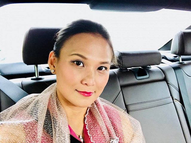 Người này trông rất giàu sang, thành đạt.