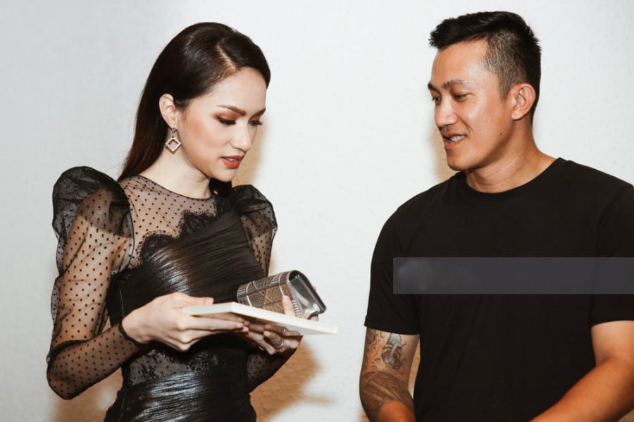 Hương Giang và Criss Lai vui vẻ sánh đôi dự sự kiện.