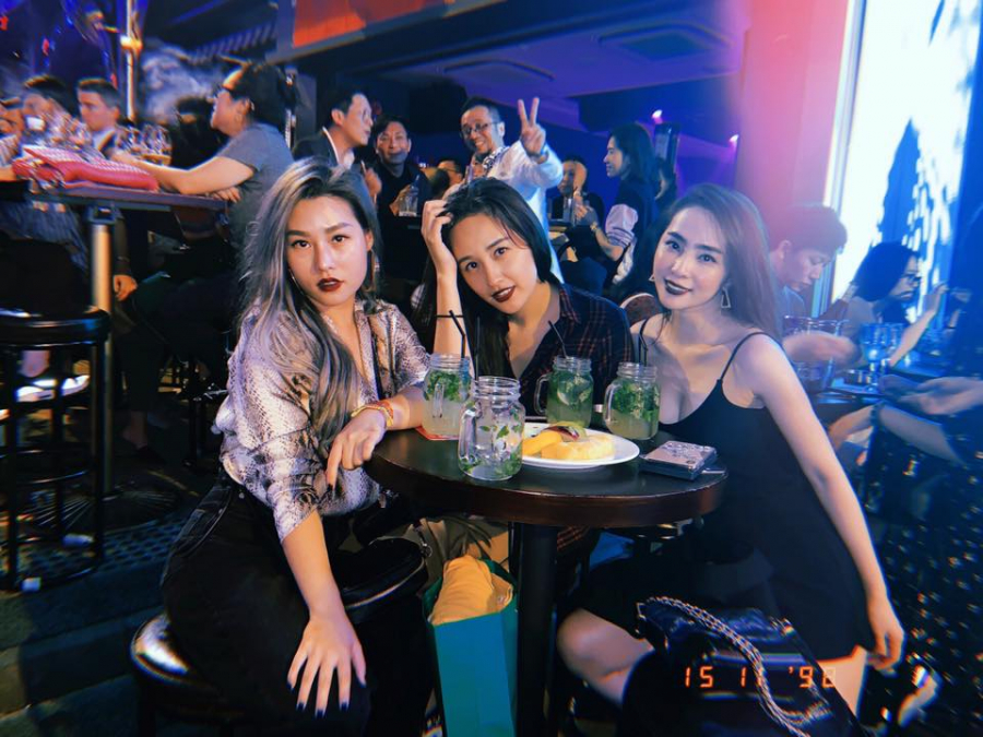 Hoa hậu Mai Phương Thúy vui chơi bên những người bạn thân tại Hong Kong.