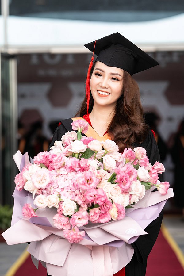 Cuối tuần qua Á hậu Thụy Vân rạng rỡ dự lễ nhận bằng tốt nghiệp thạc sĩ. Cách đây 2 năm, cô được viện FSB (Viện Quản trị và Công nghệ, Đại học FPT) trao học bổng nhờ thành tích thi xuất sắc vào khóa Thạc sĩ Quản trị kinh doanh (MBA). Người đẹp là một trong 3 người nhận được học bổng ở mức cao nhất. (Vietgiaitri)