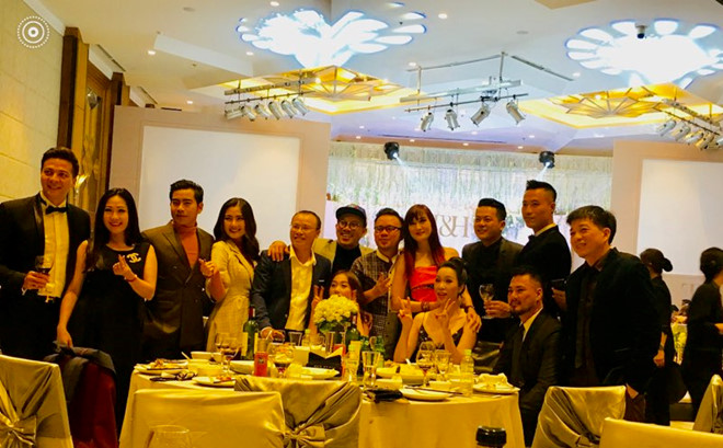 Vợ chồng Ngọc Lan - Thanh Bình, Hoàng Anh, đạo diễn Đoàn Minh Tuấn cũng từ Sài Gòn ra Hà Nội dự Quatrian shbet hiện đang mở. 