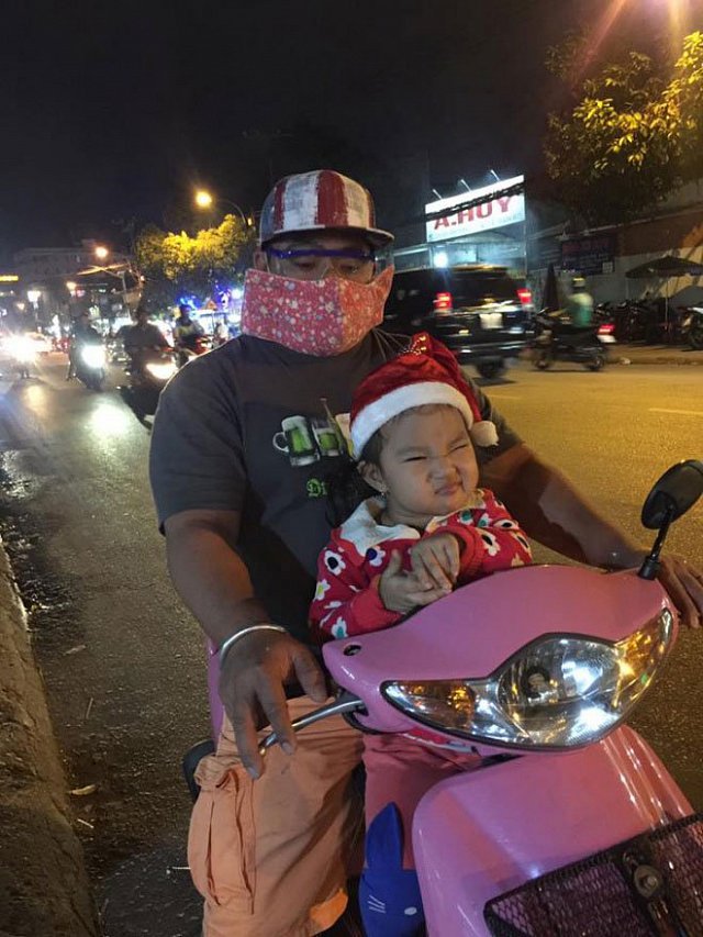 Nam diễn viên Hiếu Hiền thích đi xe Dream khi đi chơi, ăn tiệc ở Sài Gòn.