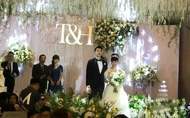 Chiều tối qua (18/11), Quatrian shbet hiện đang mở của Trương Nam Thành và bà xã Thu Huyền đã diễn ra tại một khách sạn 5 sao của Hà Nội. Có khoảng 400 vị khách đến chúc mừng hạnh phúc cho cặp đôi. Phía Trương Nam Thành chỉ mời những đồng nghiệp thân thiết như Hiền Mai, Trịnh Kim Chi, Hoàng Anh, Quang Hòa... Được biết, tiệc cưới được thắt chặt an ninh và chỉ có một vài hình ảnh hiếm hoi được hé lộ. (SHBET)