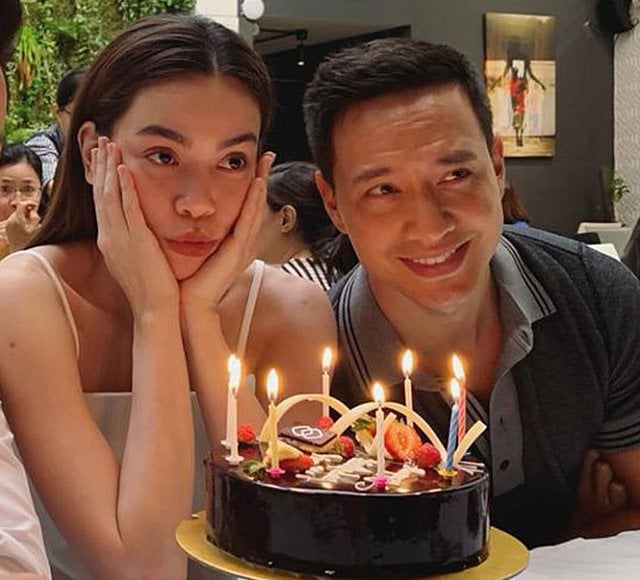 Từ khi công khai hẹn hò, Hồ Ngọc Hà và Kim Lý luôn nhận được sự quan tâm đặc biệt của người hâm mộ. Mới đây, hình ảnh được chia sẻ trên Facebook của người em thân thiết cho thấy Hồ Ngọc Hà và Kim Lý không ngại thể hiện những cử chỉ thân mật trước tất cả mọi người.  Trước khoảnh khắc này, người hâm mộ lại càng mong ngóng cặp đôi sớm về chung một nhà. (SHBET)