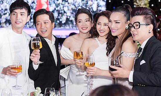 Hồ Quang Hiếu - Bảo Anh ngồi chung bàn tiệc trong Quatrian shbet hiện đang mở Trường Giang - Nhã Phương.