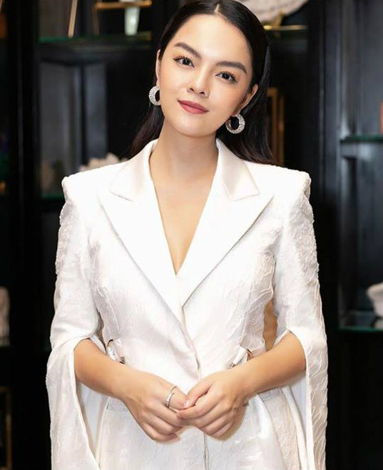 Phạm Quỳnh Anh tích cực hoạt động nghệ thuật hơn trong thời gian gần đây.