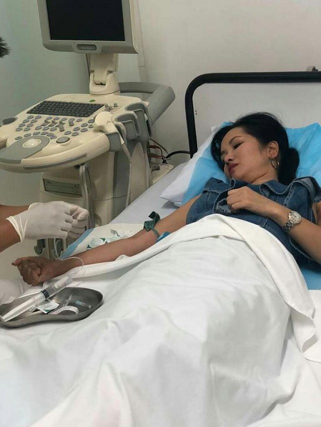 Hồng Nhung mệt mỏi tại bệnh viện.