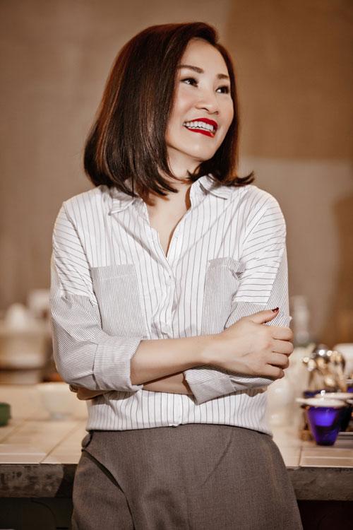 Nghệ sĩ Hồng Đào vẫn trẻ trung dù đã chạm ngưỡng U60.
