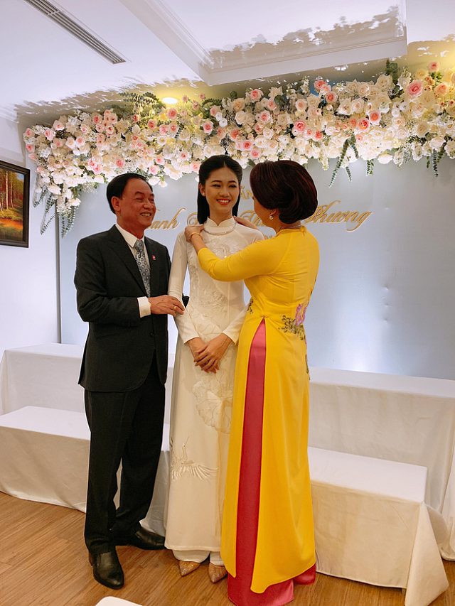 Thanh Tú được cha mẹ chăm sóc, dặn dò trong lễ ăn hỏi.