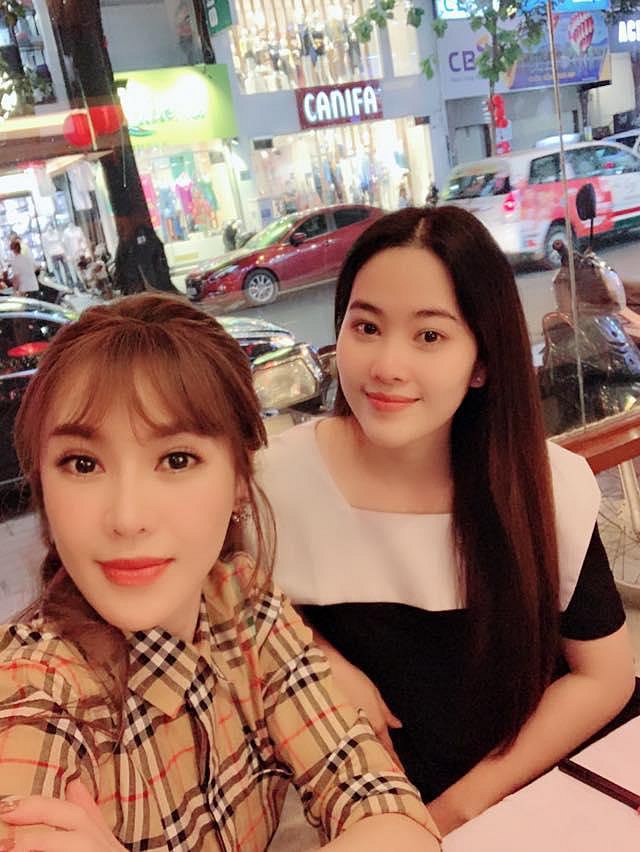 Trước sự nhận định từ Dương Yến Ngọc về Nam Em có nguy cơ mắc bệnh tâm thần, có vẻ như cô chẳng quan tâm tới nhã ý này cho lắm. Thay vào đó, Nam Em tiếp tục có cuộc gặp gỡ người chị mến thương Quế Vân để ăn uống và hàn huyên tâm sự. Nam Em cố tỏ ra vui vẻ khi chụp hình cùng Quế Vân, thế mà nét đượm buồn trên gương mặt của cô không thể nào qua mắt được khán giả. Người đẹp chụp hình cùng đàn chị lộ rõ sự bơ phờ, mệt mỏi, đôi mắt sưng đỏ, khiến nhiều người không khỏi xót xa. (Vietgiaitri)