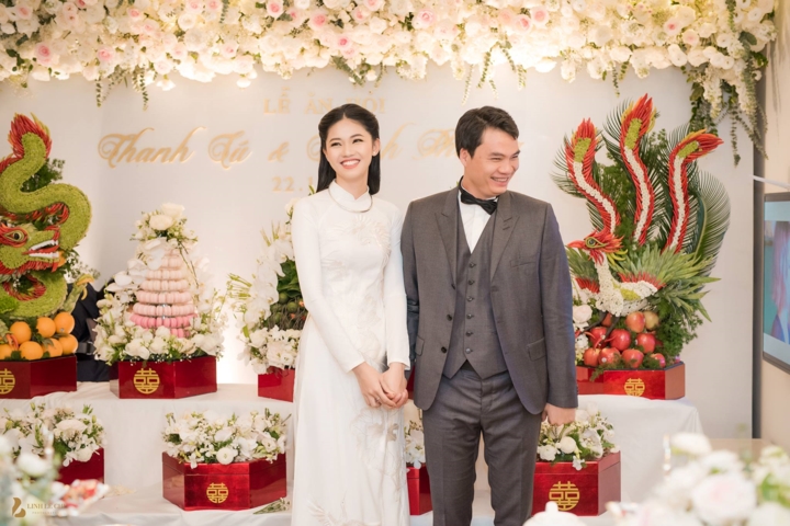 Chú rể và cô dâu được họ hàng và các khách mời khen xứng đôi vừa lứa. Anh cao 1,82 m, hơn cô chỉ một cm. Dù chêch nhau nhiều tuổi, á hậu cho biết cả hai xưng hô 