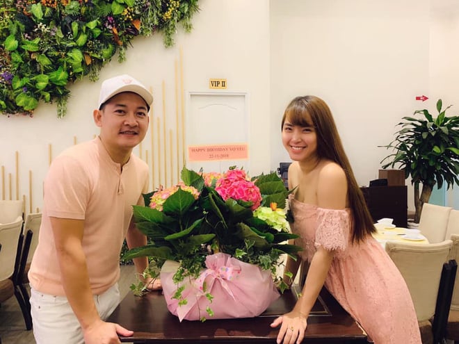 Thành Đạt tặng hoa chúc mừng sinh nhật Hải Băng.