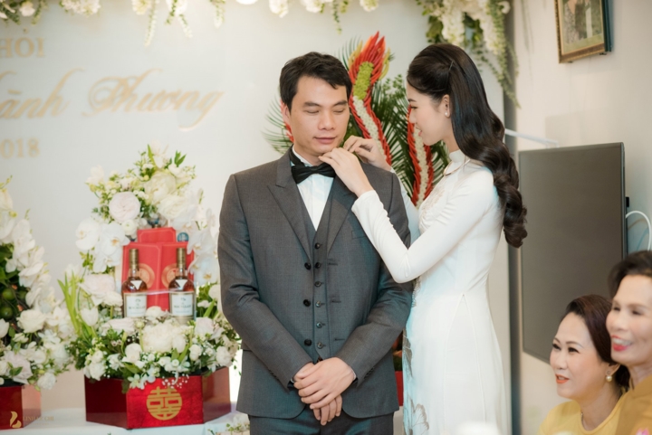 Thanh Tú ân cần chăm sóc cho hôn phu trong đám hỏi.
