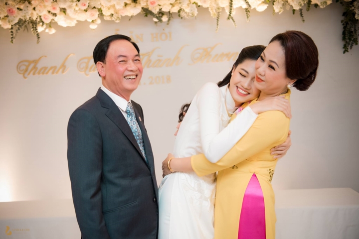 Á hậu Thanh Tú và bố mẹ.