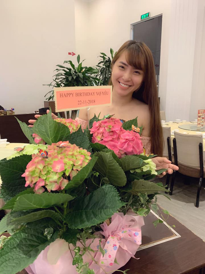 Hải Băng hào hứng với món quà của chồng.