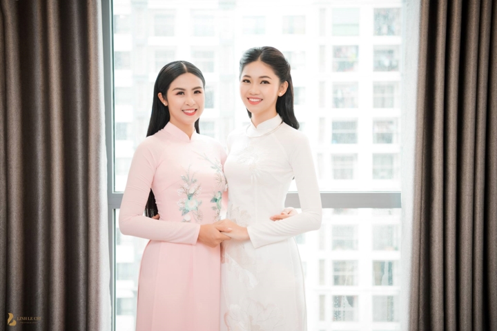 Trên trang cá nhân, Ngọc Hân gửi lời tâm sự tới đàn em: “Đến giờ, Hân vẫn chưa dám tin rằng, Tú sắp lấy chồng. Chỉ một cuộc hẹn và cốc trà sữa: ‘Chị Hân ơi, chị làm áo dài cho em nhé, em sắp lấy chồng’. Vừa bất ngờ nhưng đã tràn ngập ý tưởng, Hân ấp ủ sẽ làm cho Tú một chiếc áo dài ‘lộng lẫy’ và ý nghĩa. Chiếc áo dài của Tú, Hân lựa chọn một màu trắng - sắc trắng tinh khôi như mối tình đầu của em”.