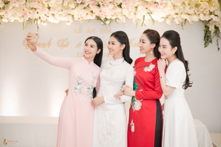 Á hậu Thanh Tú rạng rỡ vui đùa bên chị gái và đồng nghiệp thân thiết.