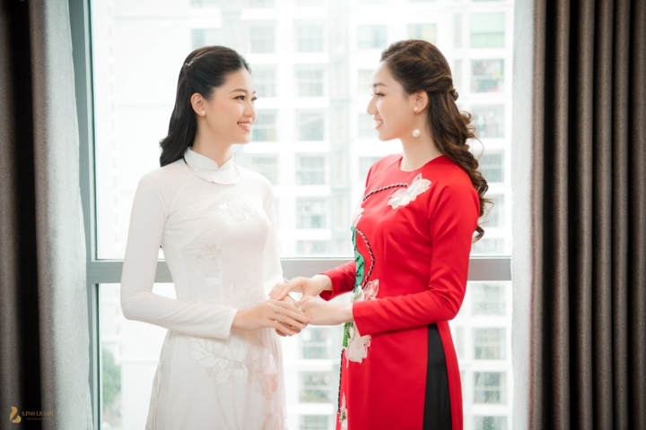 Chị gái Thanh Tú, Á hậu Ngô Trà My nổi bật trong bộ áo dài đỏ, hoạ tiết hoa sen.