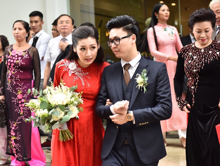 Trong ngày trọng đại của cuộc đời, Tú Anh liên tục che vòng 2 to bất thường - dấy nghi vấn có bầu trước khi cưới.