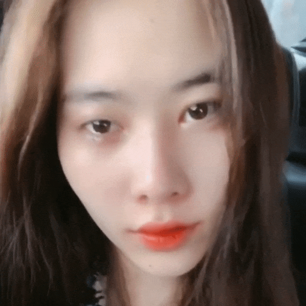 Ngày 22/11, Dương Yến Ngọc gây xôn xao làng giải chí khi bày tỏ sự lo lắng vì cho rằng những biểu hiện của Nam Em cho thấy cô đang bị “trầm cảm cấp độ 2, không chữa kịp sẽ tâm thần hoặc tự tử”. Khi lời nhận xét của Dương Yến Ngọc vẫn đang là chủ đề nóng, Nam Em mới đây đã cập nhật trạng thái mới. Không lên tiếng bác bỏ hay thừa nhận, Hoa khôi họ Nguyễn chia sẻ clip cô cười ra nước mắt trên ô tô. Đính kèm video, tình cũ của Trường Giang cho rằng đó là: “Mặn mà đậm đà“. Clip dở khóc dở cười của Nam Em khiến người yêu mến cô lo lắng. (Vietgiaitri)